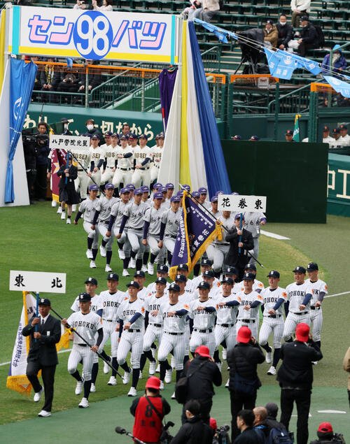 開会式で入場行進する手前から東北、花巻東、八戸学院光星ナイン　(撮影･加藤哉)