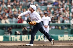 沖縄尚学対帝京　始球式を務める河合純一スポーツ庁長官(撮影･前田充)