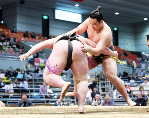 相馬(左)を攻める天狼星(撮影･鈴木正人)　