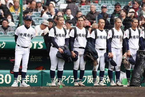 沖縄尚学対帝京　帝京に敗れ、厳しい表情で整列する比嘉監督(左端)ら沖縄尚学の選手たち(撮影･前田充)