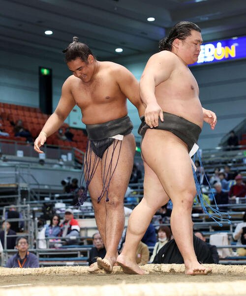 行徳(右)に寄り切りで敗れた雷道(撮影･鈴木正人)　