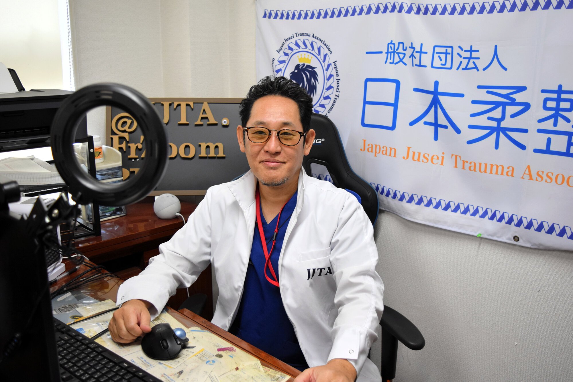 数多くのアスリートに施術してきた大榎良則さん=2026年3月13日、三重県鈴鹿市住吉3丁目、安田琢典撮影