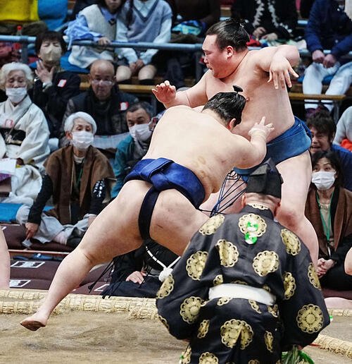 若ノ勝(左)は白熊を突き出しで下す(撮影･小沢裕)