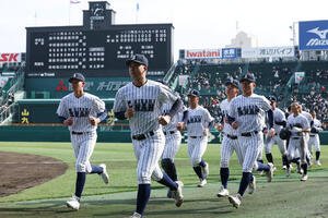 中京大中京対阿南光　中京大中京に敗れ、引き揚げる阿南光の選手たち(撮影･前田充)