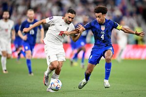 2022年のサッカーW杯カタール大会で競り合うイラン選手(左)と米国選手