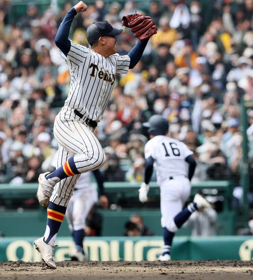 沖縄尚学対帝京　9回表、沖縄尚学に逆転で勝利しマウンドで歓喜のジャンプを見せる帝京･岡田(撮影･加藤哉)