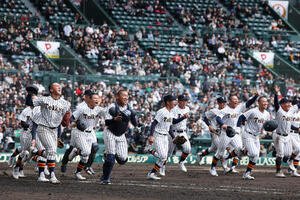 沖縄尚学対帝京　沖縄尚学に逆転勝利し、笑顔で駆け出す帝京の選手たち(撮影･前田充)