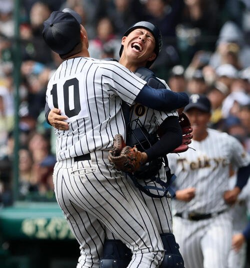 沖縄尚学対帝京　9回表、沖縄尚学に逆転で勝利し岡田(左)と歓喜の抱擁を見せる帝京･鈴木(撮影･加藤哉)