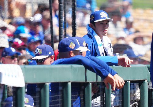 ドジャース対ジャイアンツ　試合をベンチから観戦するドジャース佐々木(右)(撮影･垰建太)
