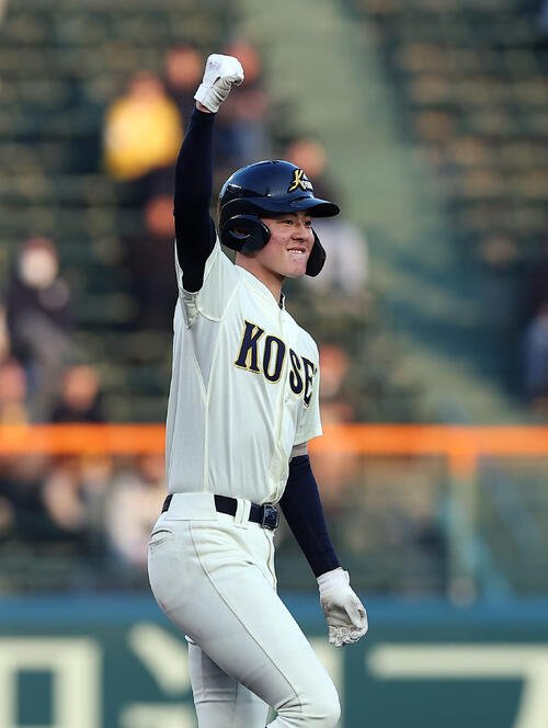 八戸学院光星対崇徳　10回表八戸学院光星1死満塁、中越え2点適時二塁打を放ち、ガッツポーズする北口(撮影･前田充)