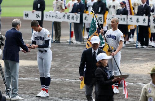 優勝旗を返還する前年優勝の横浜･小野主将(右)と織田(撮影･加藤哉)