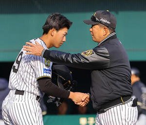 阪神対オリックス　試合後、平田2軍監督(右)と握手を交わす立石(撮影･上田博志)