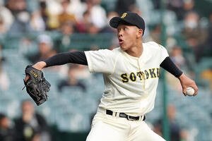 八戸学院光星対崇徳　力投する崇徳先発の徳丸(撮影･前田充)