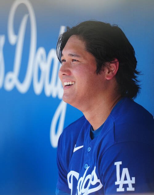 ドジャース対ジャイアンツ　5回表ジャイアンツ1死、降板した大谷はベンチで笑顔を見せる(撮影･垰建太)
