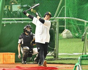 チームに合流し打撃練習を行うソフトバンク近藤(撮影･林敢治)