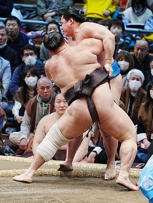 朝乃山(左)は琴栄峰を寄り切りで下す(撮影･小沢裕)