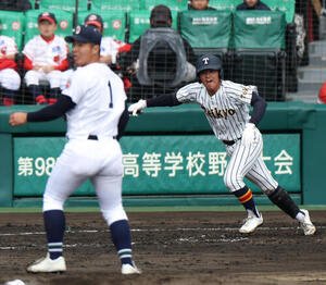 沖縄尚学対帝京　3回裏帝京2死、池田は中前打を放つ(撮影･上山淳一)