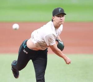 マウンドで投球練習する日本ハム達(撮影･黒川智章)