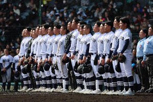 中京大中京対阿南光　勝利し校歌を歌う中京大中京(撮影･宮崎幸一)