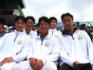 甲子園のアルプス席に駆けつけた中京大中京･男子マネジャー伊藤瑛琉(えいる)さん(2年、写真右)(撮影･中島麗)