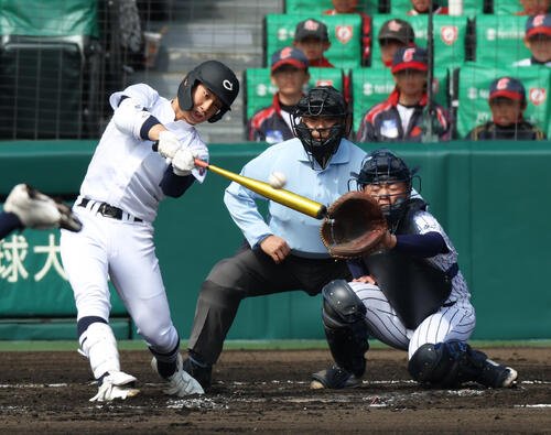 中京大中京対阿南光　2回表中京大中京2死一塁、川石は右越え二塁打を放つ(撮影･上山淳一)