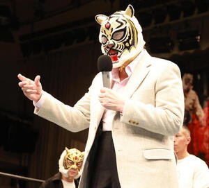 ストロングスタイルプロレスのリングであいさつする佐山総監(撮影･中島郁夫)