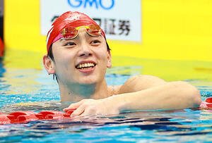 男子50メートルバタフライで優勝し喜ぶ光永(撮影･野上伸悟)