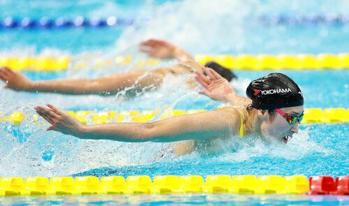 女子100メートルバタフライで優勝し喜ぶ池江(撮影･野上伸悟)