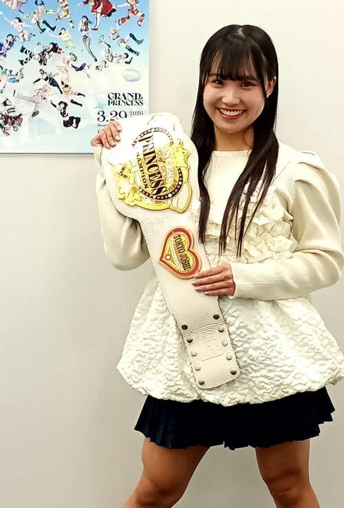 両国国技館大会で荒井優希を相手に防衛戦を行う渡辺未詩