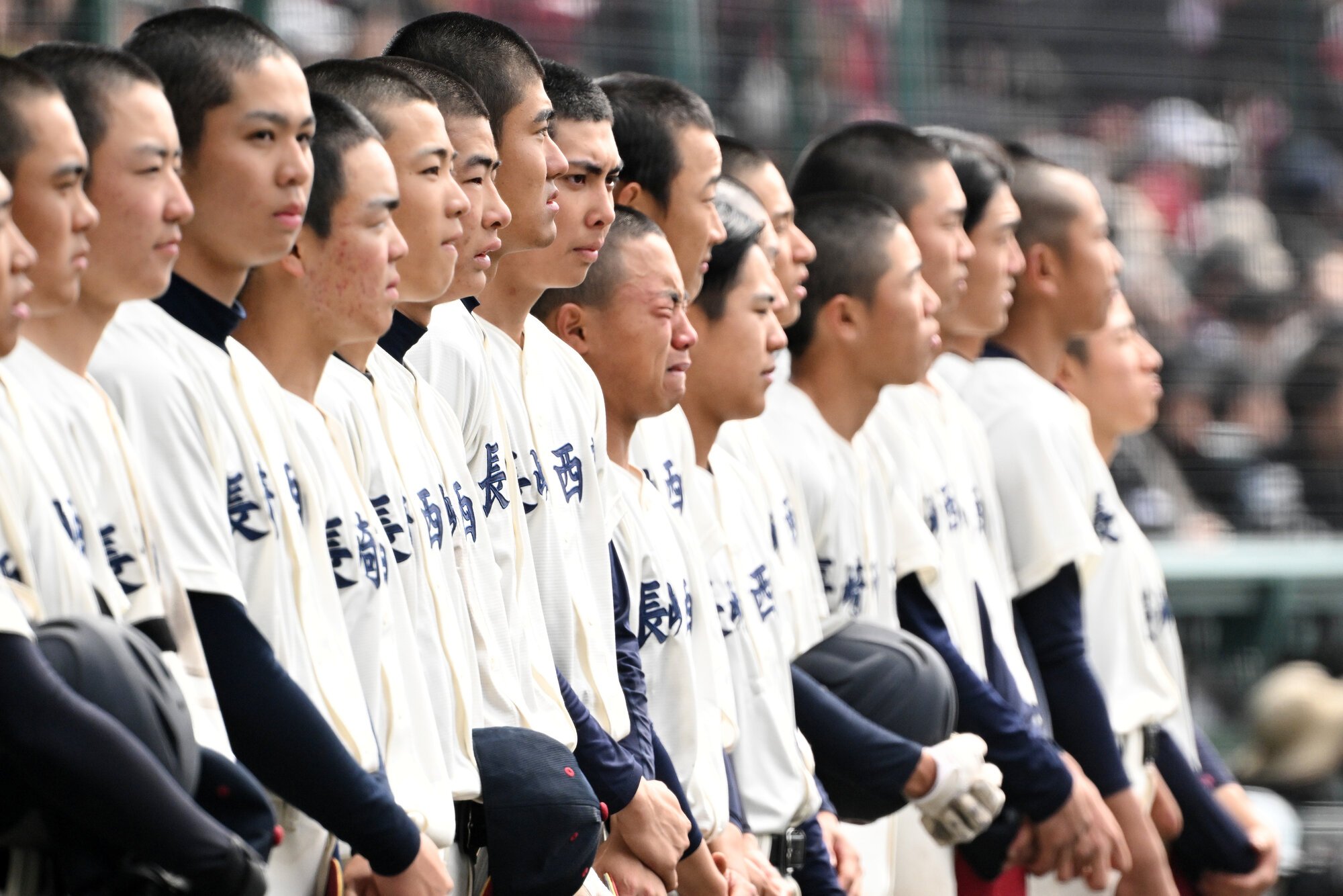 長崎西―滋賀学園　試合後、涙ぐむ長崎西の選手たち=滝沢美穂子撮影