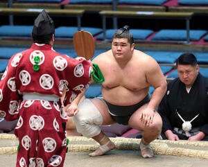 薩摩翔を寄り切りで破り勝ち名乗りを受ける木竜皇(撮影･鈴木正人)　