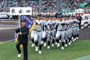 開会式で入場行進する熊本工の選手たち=大山貴世撮影