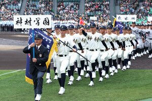 開会式で入場行進する神村学園の選手たち=大山貴世撮影