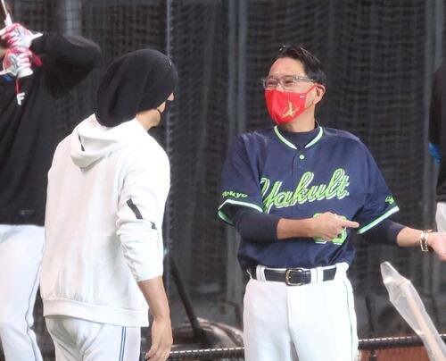 日本ハム対ヤクルト　新庄監督がデザインされた赤いマスクを付けて新庄監督(左)と話すヤクルト池山監督(撮影･黒川智章)