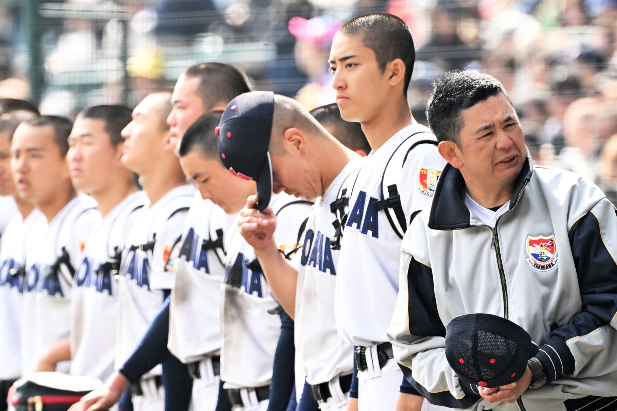 神村学園に敗れ、試合後に整列する織田投手(右から2人目)ら=20日、滝沢美穂子撮影