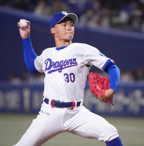 中日対ロッテ　4回表、中日2番手で登板する根尾(撮影･森本幸一)