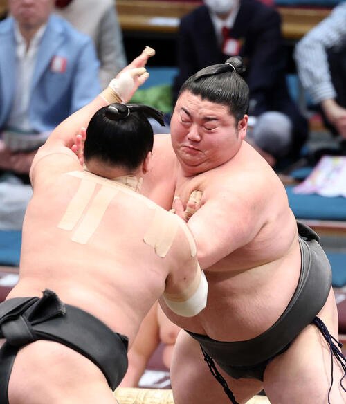 漣(左)を攻める大花竜(撮影･鈴木正人)　