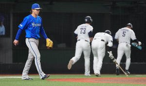 西武対DeNA 7回裏西武2死二、三塁、代打山村の内野安打と遊撃手石上の悪送球で失点し、うつむく中川颯(左)(撮影･鈴木みどり)