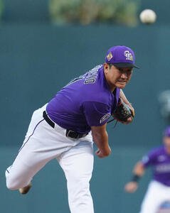 ロッキーズ対ジャイアンツ　力投するロッキーズ先発の菅野(撮影･垰建太)