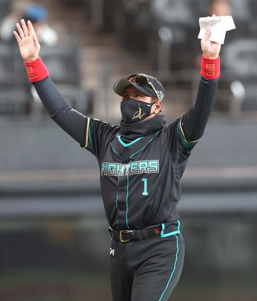 日本ハム対ヤクルト　スタンドに手を振る新庄監督(撮影･黒川智章)