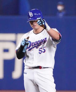 中日対ロッテ　1回裏中日2死三塁、右線適時二塁打を放ちベンチへ向かってアピールする細川(撮影･森本幸一)