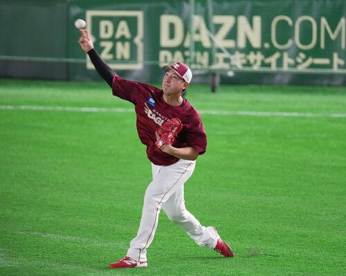 キャッチボールをする楽天藤平(撮影･増田悦実)