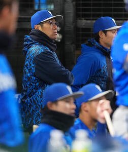 西武対DeNA　ベンチで腕を組むDeNA相川監督(撮影･鈴木みどり)