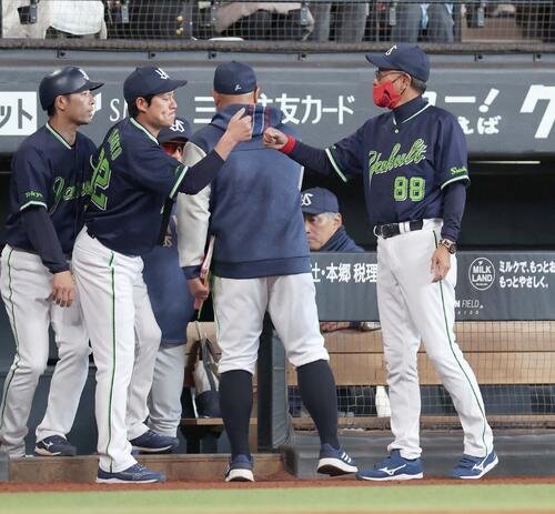 日本ハム対ヤクルト　試合後、コーチ陣とタッチする池山監督(右)(撮影･黒川智章)