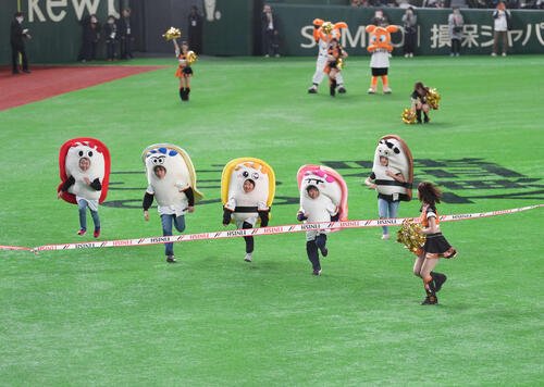 巨人対楽天　すしレースはえびが1着でゴールする(撮影･増田悦実)