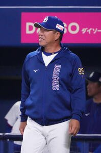 中日対ロッテ　8回終了、選手交代を告げる井上監督(撮影･森本幸一)