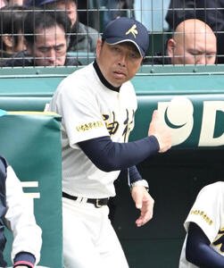 神村学園対横浜　ナインに声をかける神村学園の小田大介監督(撮影･石井愛子)