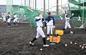 初戦を見据えて練習に励む大垣日大の選手たち=2026年3月19日、大阪府内、高原敦撮影