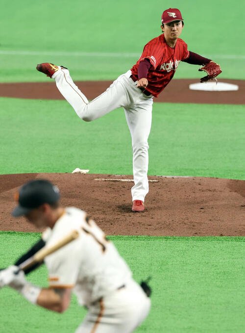 巨人対楽天　1回裏巨人の攻撃で力投する楽天先発の荘司。打者キャベッジ(撮影･浅見桂子)