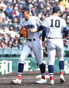 神村学園対横浜　8回表途中で降板する横浜･織田(左)(撮影･石井愛子)